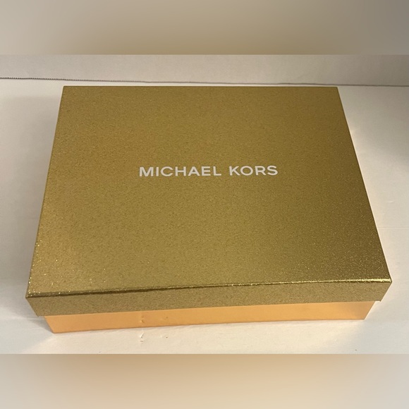 New MICHAEL KORS JET SET LG XBODY LEATHER CREAM BAG With Box - Picture 10 of 16